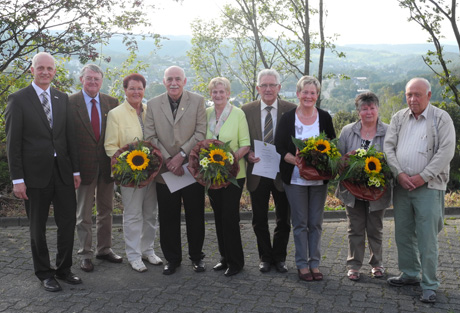 Bürgermeister Christoph Ewers (li.) zeichnete jetzt langgediente Kommunalpolitiker für ihr Engagement aus und bedankte sich mit einem Blumenstrauß bei den Ehefrauen: Gerhard und Hannelore Leiwen, Erich und Helga Otto, Leo und Helga Schröder, Gretel und Friedrich Beichler. Foto: Gemeinde