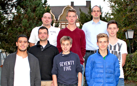die sieben neuen Schiedsrichter von hinten links, Serkan Karakus, Marcel Kirsch, Florian Schreiber (KSA), und von vorne links, Lotfi El Ayouchi, Raffael Kostoglou, Lukas von der Heide, Denisov Ernestas und Daniel Strobel. Foto: Verein