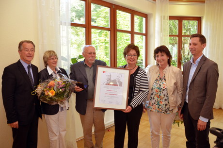v.l.n.r.: Franz Müntefering, Ingrid und Sigurd Hofacker, Petra Weskamp, Annette Scholl und Landrat Andreas Müller nach der Ehrung