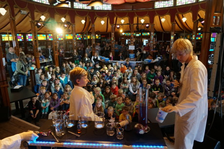 Die Schülerinnen und Schülern des Gymnasiums Stift Keppel präsentierten eindrucksvoll ihre Science-Show. Fotos: Kreis