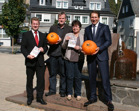 Henning Stern von der Sparkasse Burbach-Neunkirchen, Umweltberater Matthias Jung und Jutta Capito, die beiden Organisatoren und Bürgermeister Bernhard Baumann (v.li.) freuen sich auf den 17. Bauern- und Ökomarkt in Neunkirchen. Foto: Gemeinde