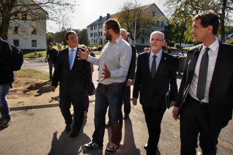2014-10-01_Burbach_Kaserne_NRW-CDU_Laschet_vor_Ort_Foto_Hercher_4