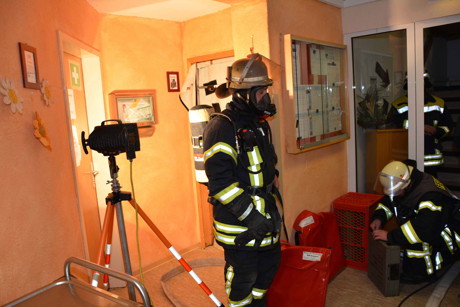 Die Feuerwehr setzte "mobile Rauchverschlüsse" in die Türen und ging unter Atemschutz zur Brandbekämpfung vor. (Foto: Feuerwehr)