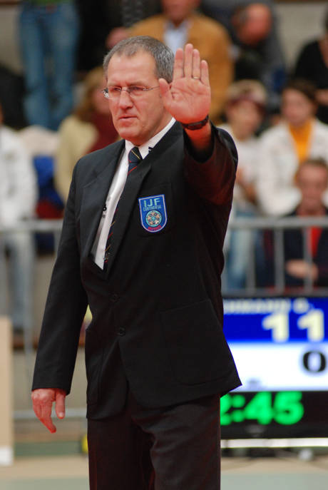 Hans-Werner Krämer (55), kaufmännischer Angestellter bei RWE, hatte Mitte November 2007 mit Bestnote die Prüfung zum A-Weltkampfrichter bestanden. Am 18.10.2014 in Abensberg beim Bundesliga-Finale wird er sich als aktiver Kampfrichter verabschieden. Foto: Verein