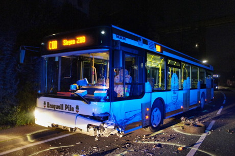 2014-10-27_Eiserfeld_Fussgaengerin_angefahren_Pkw_kracht_in_Bus_Foto_Hercher_02