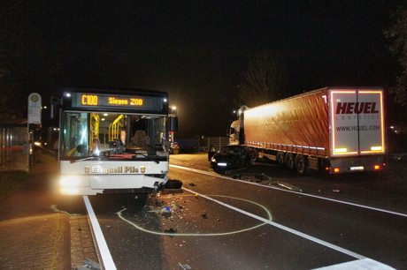 2014-10-27_Eiserfeld_Fussgaengerin_angefahren_Pkw_kracht_in_Bus_Foto_Hercher_03