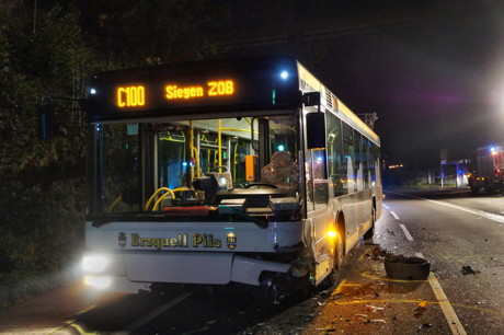 2014-10-27_Eiserfeld_Fussgaengerin_angefahren_Pkw_kracht_in_Bus_Foto_Hercher_05
