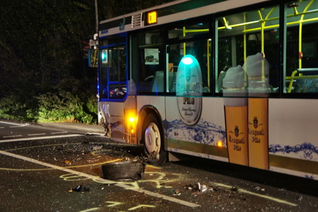 2014-10-27_Eiserfeld_Fussgaengerin_angefahren_Pkw_kracht_in_Bus_Foto_Hercher_08