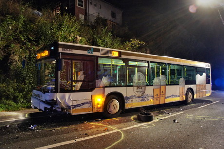 2014-10-27_Eiserfeld_Fussgaengerin_angefahren_Pkw_kracht_in_Bus_Foto_Hercher_11