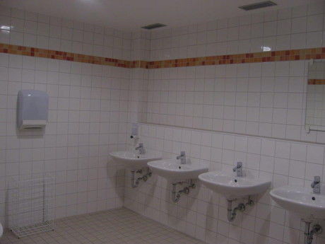 2014-10-30_Burbach_Sporthalle_Sanitär_Neuer Glanz_Foto_Gemeinde_Burbach