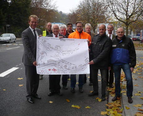 Bürgermeister Steffen Mues (links) gab in Anwesenheit von Stadtbaurat Michael Stojan (2.v.r.) sowie aller an der Sanierung Beteiligten die Leimbachstraße offiziell frei. Foto. Stadt