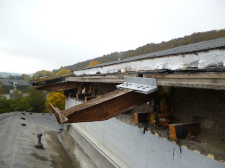 Fünf neue Stahlwinkel sichern jetzt die Stahlbeton-Platten auf dem Dach des Hallenbades in Siegen-Weidenau ab. Am heutigen Donnerstag wurden die Sanierungsarbeiten beendet. Foto: Stadt