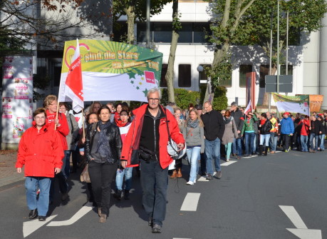 Über 250 Awo-Mitarbeiter beteiligten sich am Freitagmorgen an einer Demo in Siegen. Fotos: Klaus Reifenrath