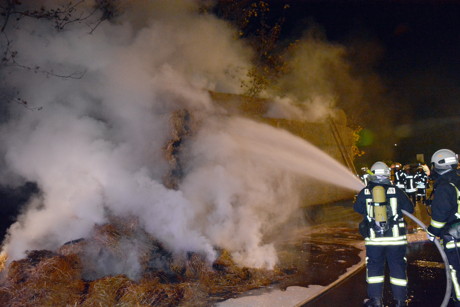 2014-11-01_Kreuztal_Brandstiftung_Hänger_mit_Strohballen_brennt_Foto_Schade_01
