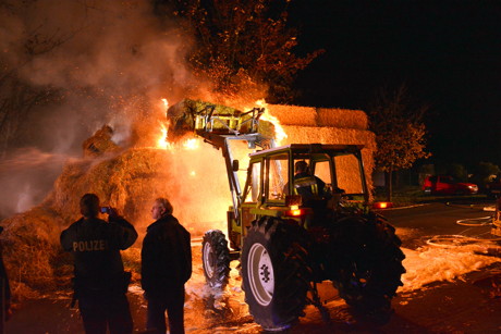 2014-11-01_Kreuztal_Brandstiftung_Hänger_mit_Strohballen_brennt_Foto_Schade_02