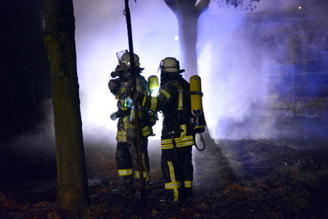 2014-11-01_Kreuztal_Brandstiftung_Hänger_mit_Strohballen_brennt_Foto_Schade_03