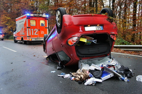 2014-11-05_Eremeitage-Siegen_B54_Pkw_ueberschlagen_19jaehrige_unverletzt_Foto_Hercher_1