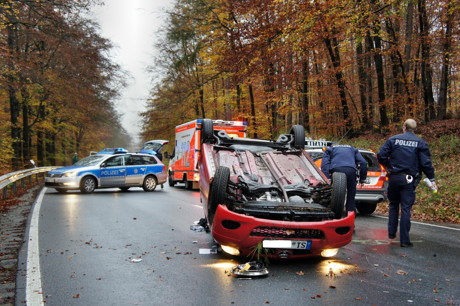 2014-11-05_Eremeitage-Siegen_B54_Pkw_ueberschlagen_19jaehrige_unverletzt_Foto_Hercher_3