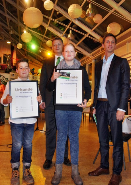 Lea (11) und Jan (10) malten ein Bild von Einbrechern. Die Polizei war begeistert.