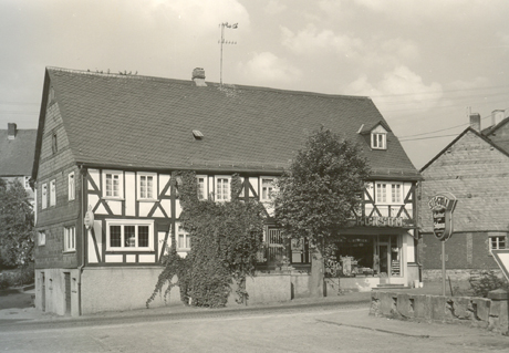 Wo früher der Konsum in Burbach seinen Platz hatte ist heute die Schwanen-Apotheke zu finden. Foto: Gemeinde