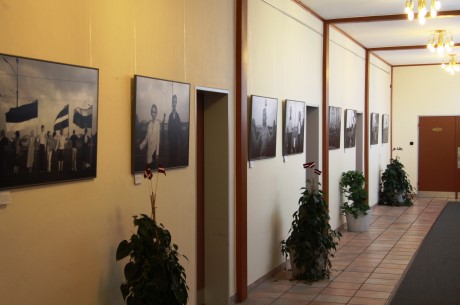 Schon im Eingangsbereich des Hachenberg-Casinos, hingen die ersten Bilder der Fotoausstellung „der Baltische Weg“ zur Unabhängigkeitsbewegung im Baltikum.