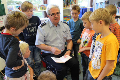 Polizeihauptkommissar Otto unterstützte die Wilnsdorfer Bibliothek in der Leseförderung für Jungen. Foto: Gemeinde