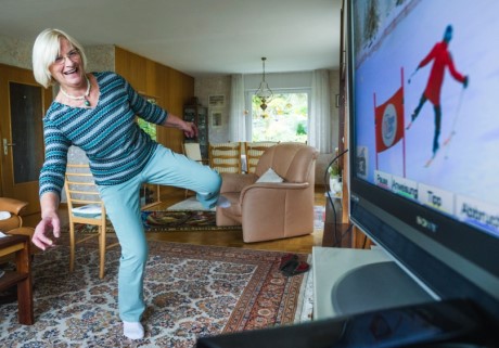 ine 74-Jährige Frau aus Siegen spielt das Video-Spiel „Skifahren“ im eigenen Wohnzimmer. Sie sagt: "Ich mag, mich selbst zu verbessern. Wenn ich die Ergebnisse überprüfe und erkenne, dass ich nicht besonders gut abgeschnitten habe, motiviert mich das, mich zu verbessern. Dafür ist das System da, oder?" Foto: RT BOSTELMANN / BILDFOLIO