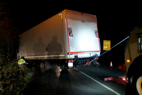 2014-12-02_Burbach_Lipper_Höhe_B54_Glätte_Lkw_in_Graben_Foto_Hercher_6