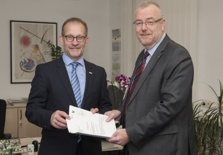 Abteilungsdirektor Ferdinand Aßhoff (li.) und Bürgermeister Walter Kiß bei der Übergabe der Zuwendungsbescheide. Foto: Bezirksregierung