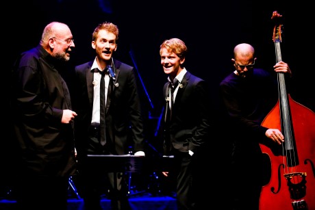 Eine Zusatzvorstellung in der Late-Night gibt es vom Apollo-Weihnachtskonzert, unter anderem mit Jan Vering, Max Falk, Paul Falk und Christoph Terbuyken (v.li.). Foto: Theater/René Achenbach