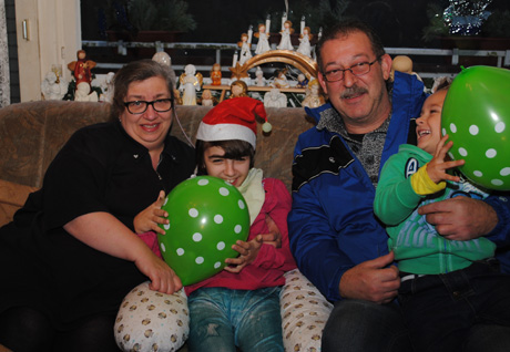 Mutter Heidrun Mantai mit Helen sowie Helens Neffe Gabriel und Wolfgang Michael Wagner. Foto: Verein