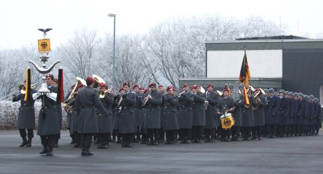 Einmarsch der Ehrenformation, bestehend aus dem Heeresmusikkorps Veitshöchheim und dem Ehrenzug des Einsatzführungsbereichs 2. Fotos: Peter Hanke/Bundeswehr
