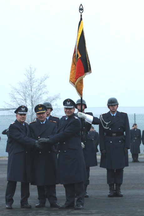 Im Rahmen eines militärischen Appells übertrug der Kommandeur Bodengebundene Verbände des Kommandos Einsatzverbände der Luftwaffe, Generalmajor Robert Löwenstein (M.), das Kommando des Einsatzführungsbereichs 2 von Oberst Martin Krüger (re.) an Oberstleutnant Lars Hoffmann (li.).
