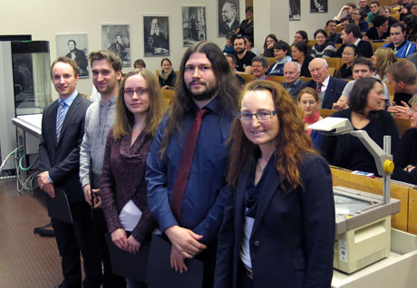Dr. Andrea Kleiner (rechts) zeichnete die Absolventen (von links) Phil Marvin Pithan, Byron Helmut Staudt, Anna Schulte und Christopher Stremmel aus. Foto: Uni