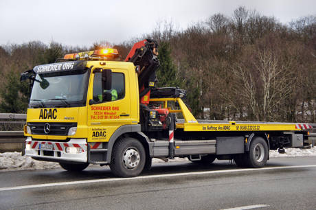 2015-01-05_Wilnsdorf_A45_VUP_Pkw_in_Mittelschutzplanke_Foto_Hercher_2