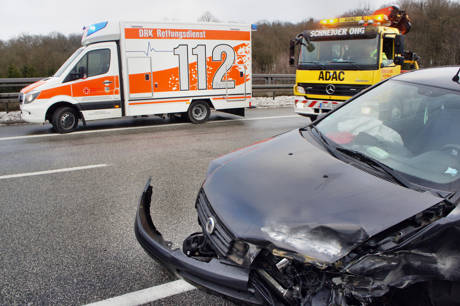 2015-01-05_Wilnsdorf_A45_VUP_Pkw_in_Mittelschutzplanke_Foto_Hercher_4