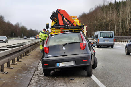 2015-01-05_Wilnsdorf_A45_VUP_Pkw_in_Mittelschutzplanke_Foto_Hercher_8