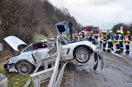 2015-01-13_Wilnsdorf_A45_Porsche_unter Leitplanke_Foto_Schade_4