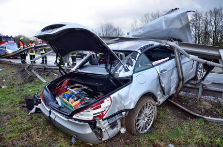 2015-01-13_Wilnsdorf_A45_Porsche_unter Leitplanke_Foto_Schade_9