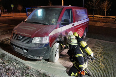 Brandstiftung: Ein Kleinbus wurde auf dem Parkplatz des Siegener IKEA angezündet. Fotos (3): Kay-Helge Hercher