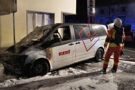 2015-01-21_Siegen_Rosterberg_Tannenbergstr_Brandstifter_zündet_2_Pkw_an_Foto_Hercher_03