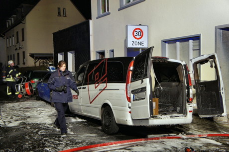2015-01-21_Siegen_Rosterberg_Tannenbergstr_Brandstifter_zündet_2_Pkw_an_Foto_Hercher_04