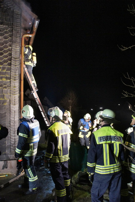 2015-01-23_Neunkirchen-Altenseelbach_Brand_Mülltonnen_an_Haus_Foto_Hercher_1
