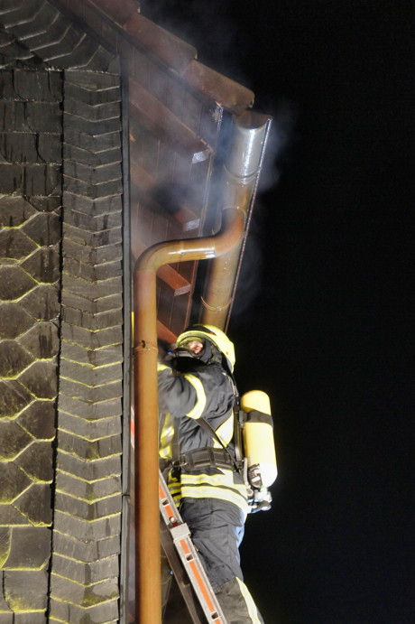 2015-01-23_Neunkirchen-Altenseelbach_Brand_Mülltonnen_an_Haus_Foto_Hercher_2