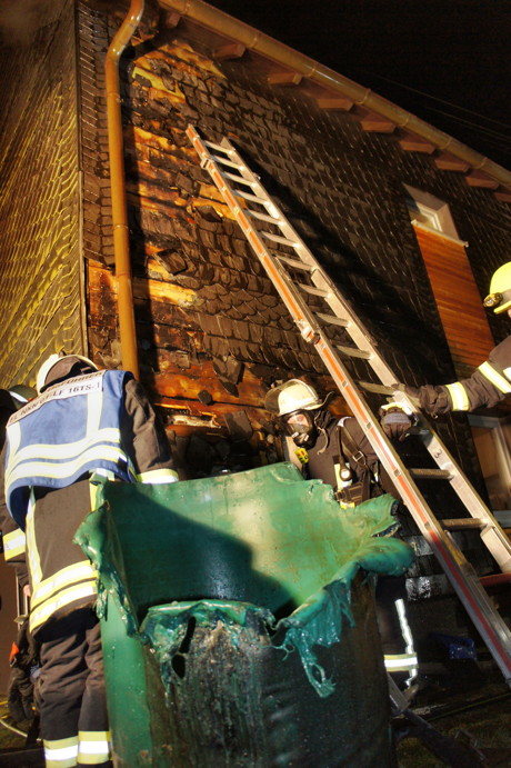 2015-01-23_Neunkirchen-Altenseelbach_Brand_Mülltonnen_an_Haus_Foto_Hercher_4