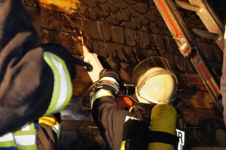 2015-01-23_Neunkirchen-Altenseelbach_Brand_Mülltonnen_an_Haus_Foto_Hercher_5