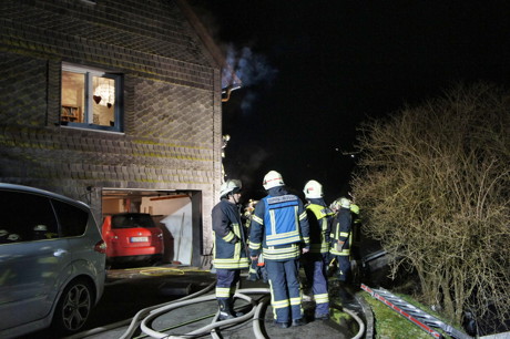 2015-01-23_Neunkirchen-Altenseelbach_Brand_Mülltonnen_an_Haus_Foto_Hercher_8