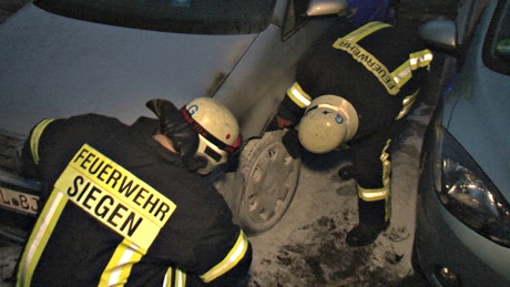 2015-01-25_Siegen_Jung-Stilling-KH_Feuerteufel_Brandstiftung_Pkw_Foto_Hercher_03