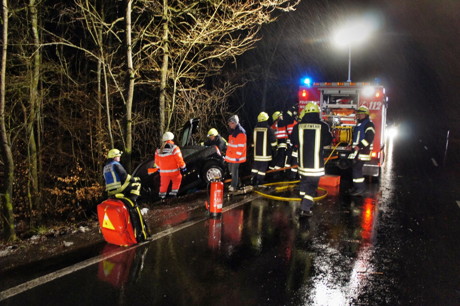 2015-01-28_Wilnsdorf_B54_VUP_Pkw_in_Gegenverkehr_Foto_Hercher_2