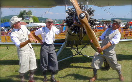 Aus der Zeit gefallen: Technik und Mode aus einer längst vergangenen Epoche. Aber fesch und sehenswert. (Foto: Veranstalter)